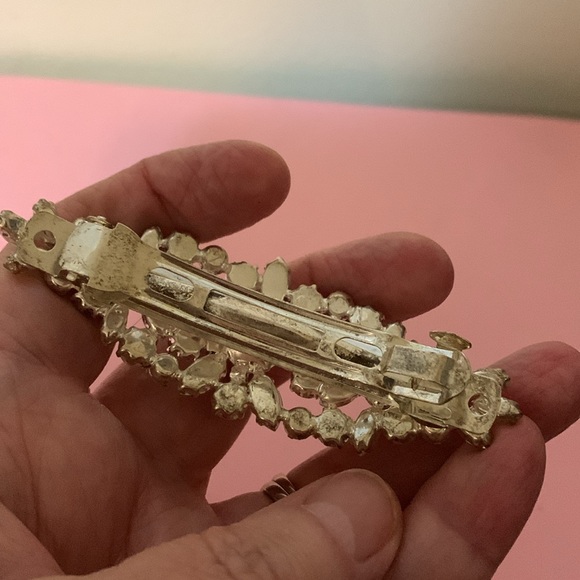 Gorgeous sparkle on this hair pin clip, 3 1/2” - Picture 5 of 5